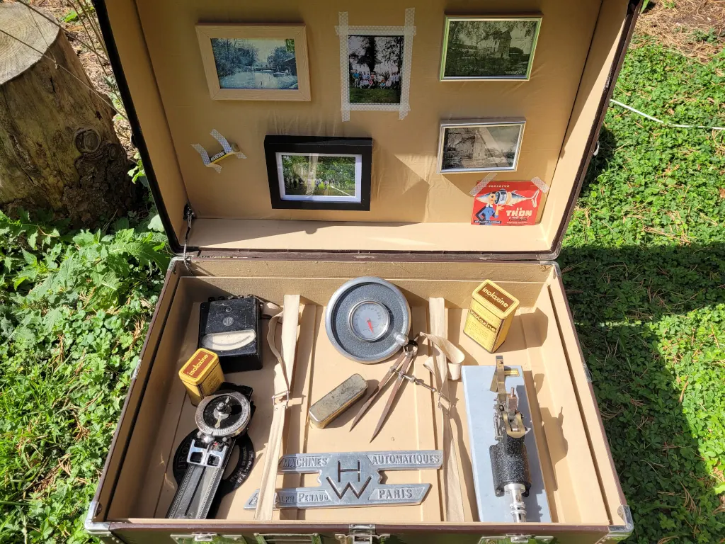 Le contenu de la malle : des objets d'époque, des photos relatives à la Séravenne