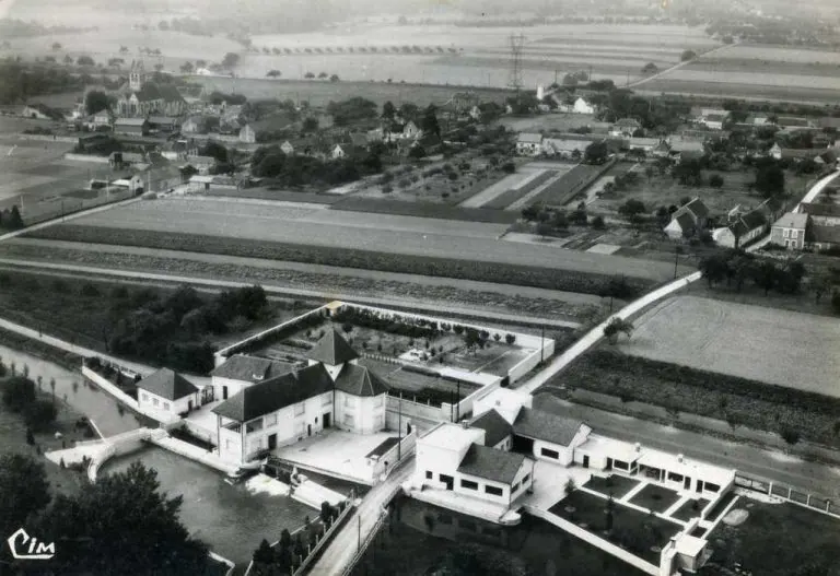 Le moulin reconstruit en maison de maître, dans les années 50